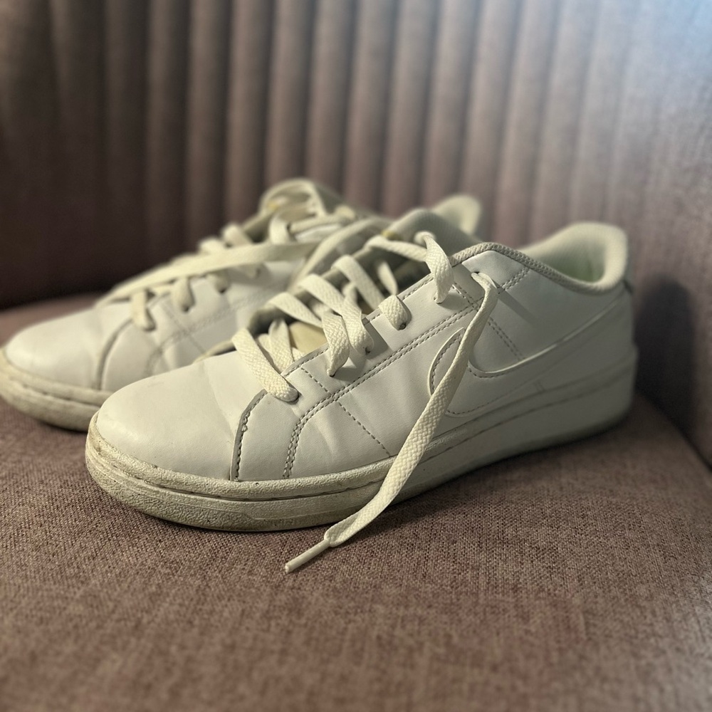 white nike tennis shoes